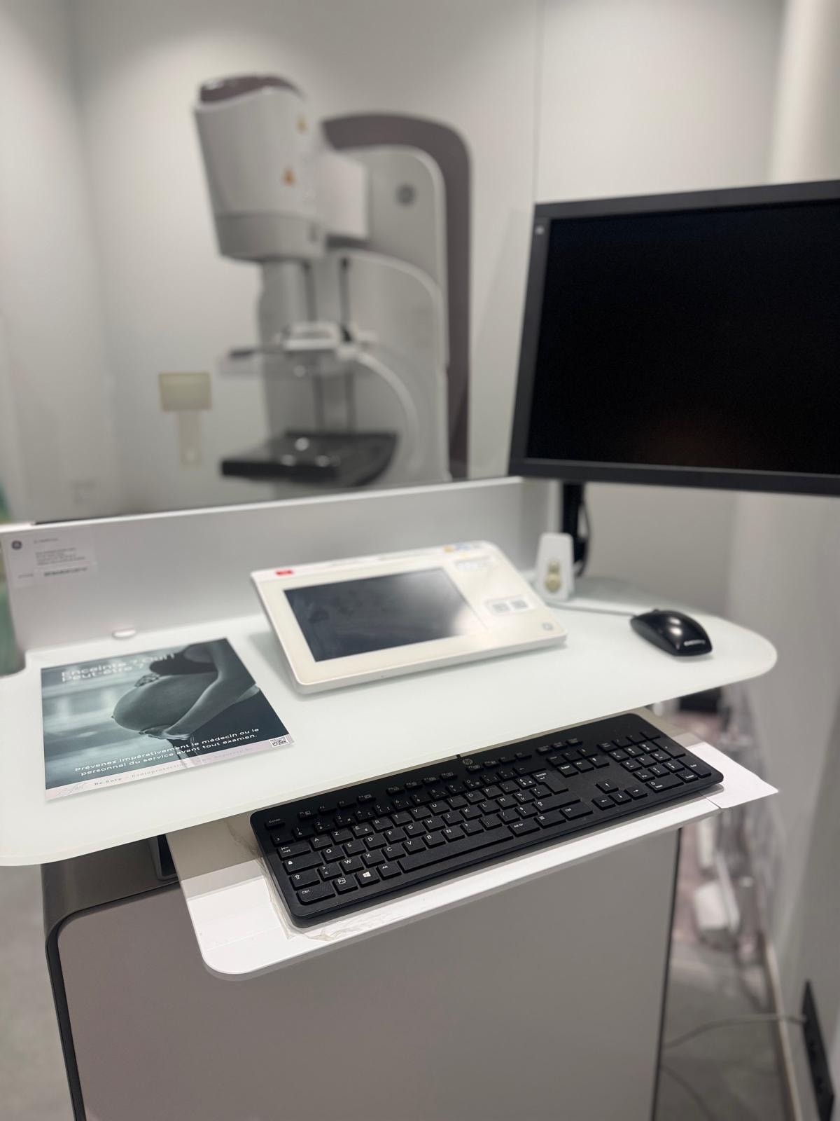 Médecin accompagnant un patient